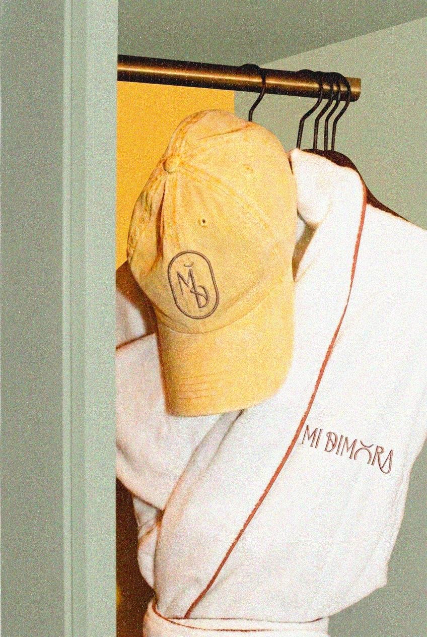 Mi Dimora — peignoir & casquette brodés